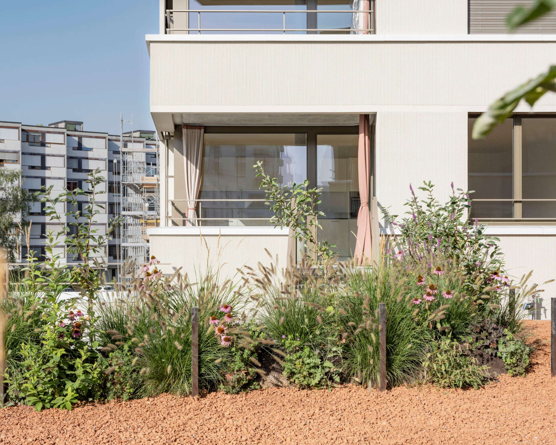 Immeuble résidentiel récent aux Plaines-du-Loup à Lausanne, avec jardin fleuri