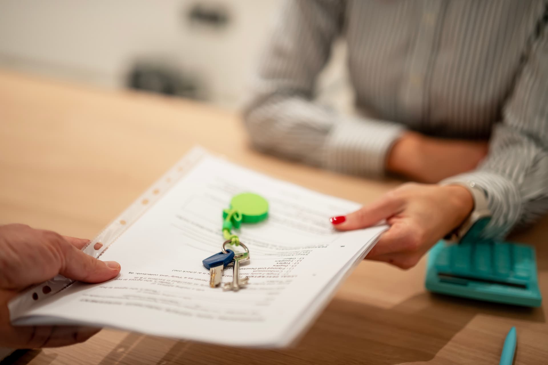 Contrat de bail signé et clés remises après l’attribution du logement