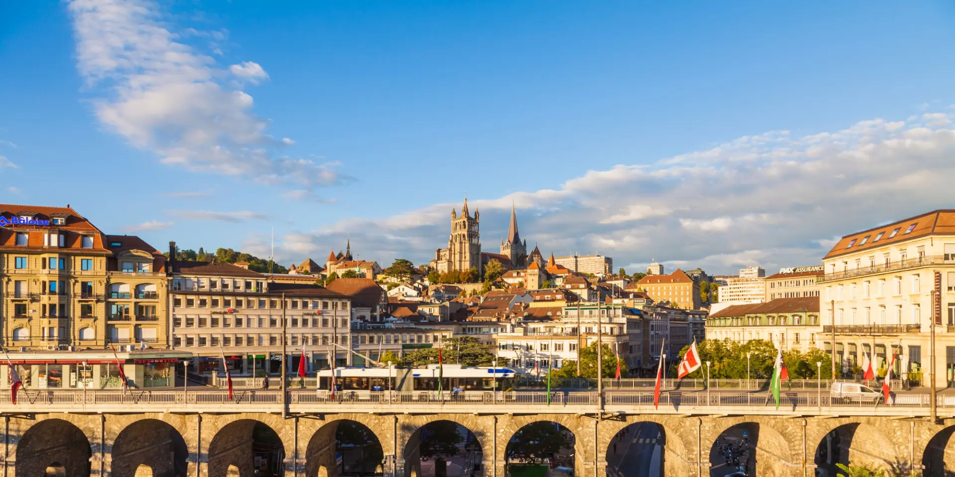 Vue de Lausanne : le Grand-Pont et la cathédrale Notre-Dame sous un ciel bleu